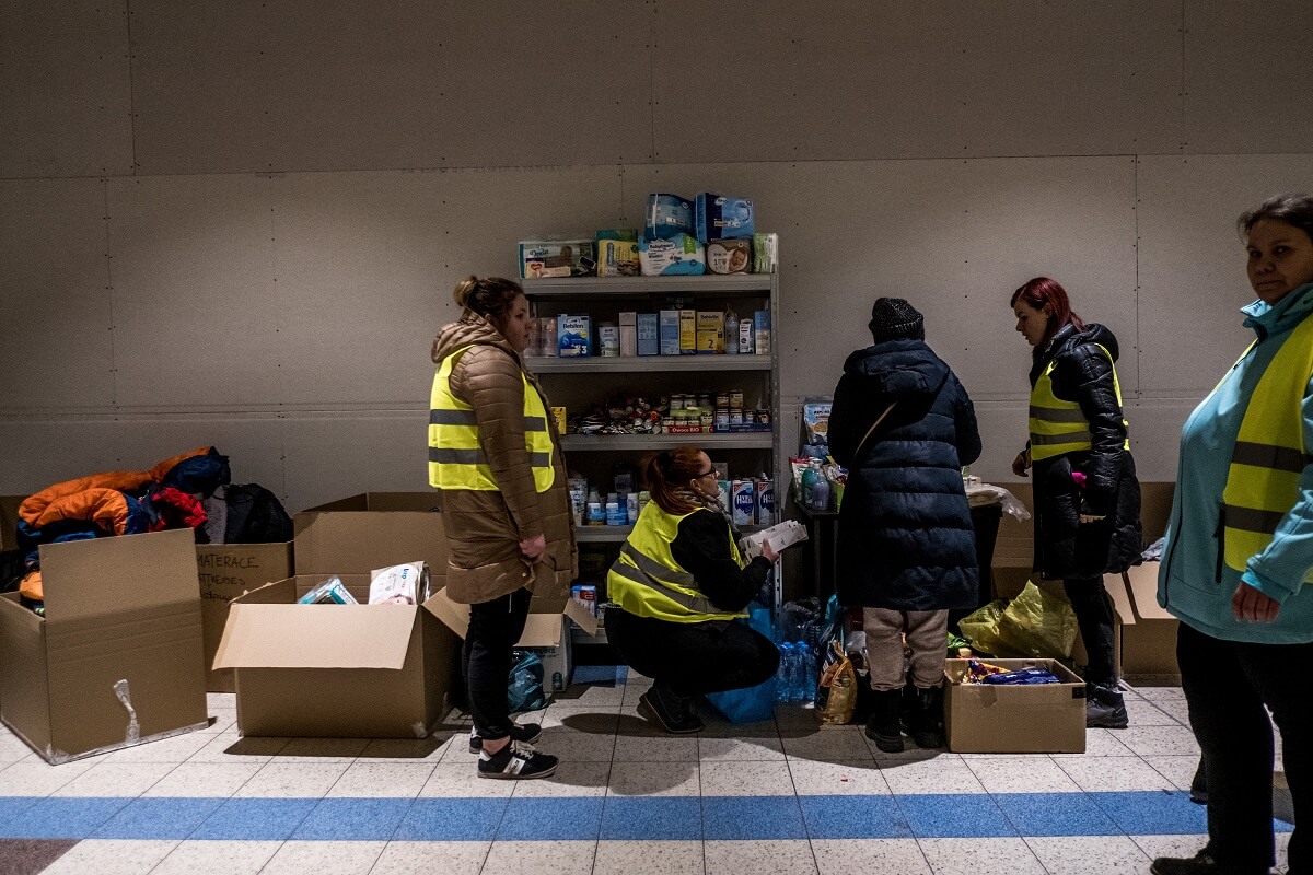 Au centre commercial Tesco, transforme en centre d'accueil temporaire, des benevoles remplissent des etageres ou les refugies peuvent recuperer des denrees alimentaires, des couches pour bebes ou encore des jouets. Selon l'ONU, depuis le début de l'invasion de l'Ukraine par l'armée Russe, pres d'un million de personnes auraient fuit le pays. 3 mars 2022. Przemysl, Pologne.