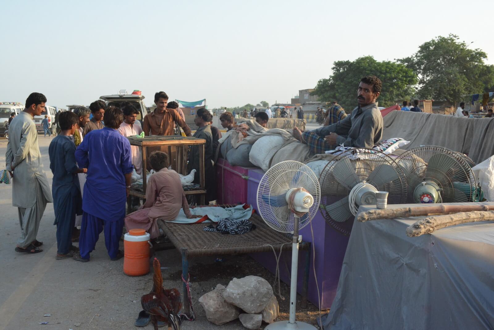 Excessive rainfall after a period of drought has left 1/3 of Pakistan underwater affecting 33 Million people. Over a million homes have been damaged or destroyed and 6.4 million people are in need of humanitarian assistance. HI is preparing an emergency intervention which will involve the distribution of food and non-food items (hygiene supplies and cooking kits) to 600 of the most vulnerable families. HI will also be providing mental health and psychosocial services as well as referring to other providers. // Des pluies excessives apres une periode de secheresse ont laisse un tiers du Pakistan sous l'eau affectant 33 millions de personnes. Plus d'un million de maisons ont ete endommagees ou detruites et 64 millions de personnes ont besoin d'une aide humanitaire. HI prepare une intervention d'urgence qui comprendra la distribution de nourriture et d'articles non alimentaires (fournitures d'hygiene et kits de cuisine) aux 600 des familles les plus vulnerables. HI fournira egalement des services de sante mentale et des services psychosociaux et orientera vers d'autres prestataires.