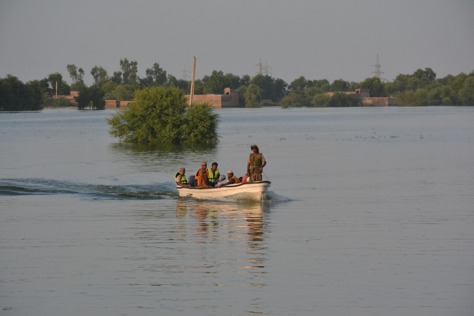 Excessive rainfall after a period of drought has left 1/3 of Pakistan underwater affecting 33 Million people. Over a million homes have been damaged or destroyed and 6.4 million people are in need of humanitarian assistance. HI is preparing an emergency intervention which will involve the distribution of food and non-food items (hygiene supplies and cooking kits) to 600 of the most vulnerable families. HI will also be providing mental health and psychosocial services as well as referring to other providers. // Des pluies excessives apres une periode de secheresse ont laisse un tiers du Pakistan sous l'eau affectant 33 millions de personnes. Plus d'un million de maisons ont ete endommagees ou detruites et 64 millions de personnes ont besoin d'une aide humanitaire. HI prepare une intervention d'urgence qui comprendra la distribution de nourriture et d'articles non alimentaires (fournitures d'hygiene et kits de cuisine) aux 600 des familles les plus vulnerables. HI fournira egalement des services de sante mentale et des services psychosociaux et orientera vers d'autres prestataires.